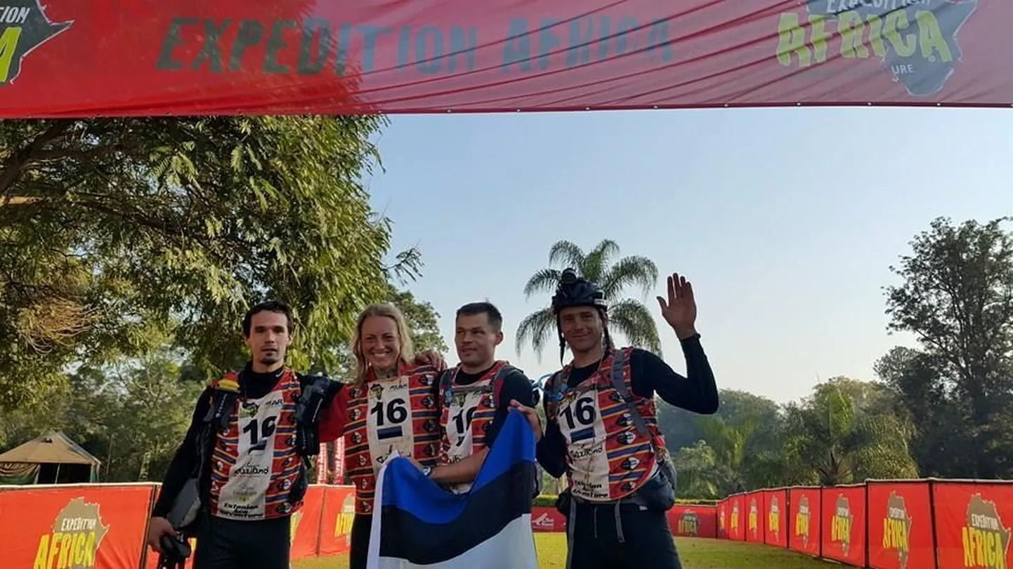 Estonian ACE Adventure Team hõbedane finiš. Vasakult Timmo Tammemäe, Mariann Sulg, Rain ja Silver Eensaar.