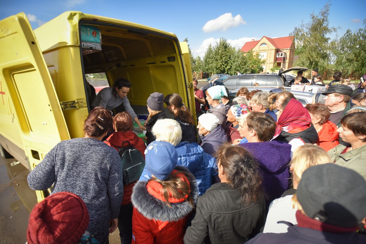 Harkivas apgabala iedzīvotāji saņem humanitāro palīdzību.
