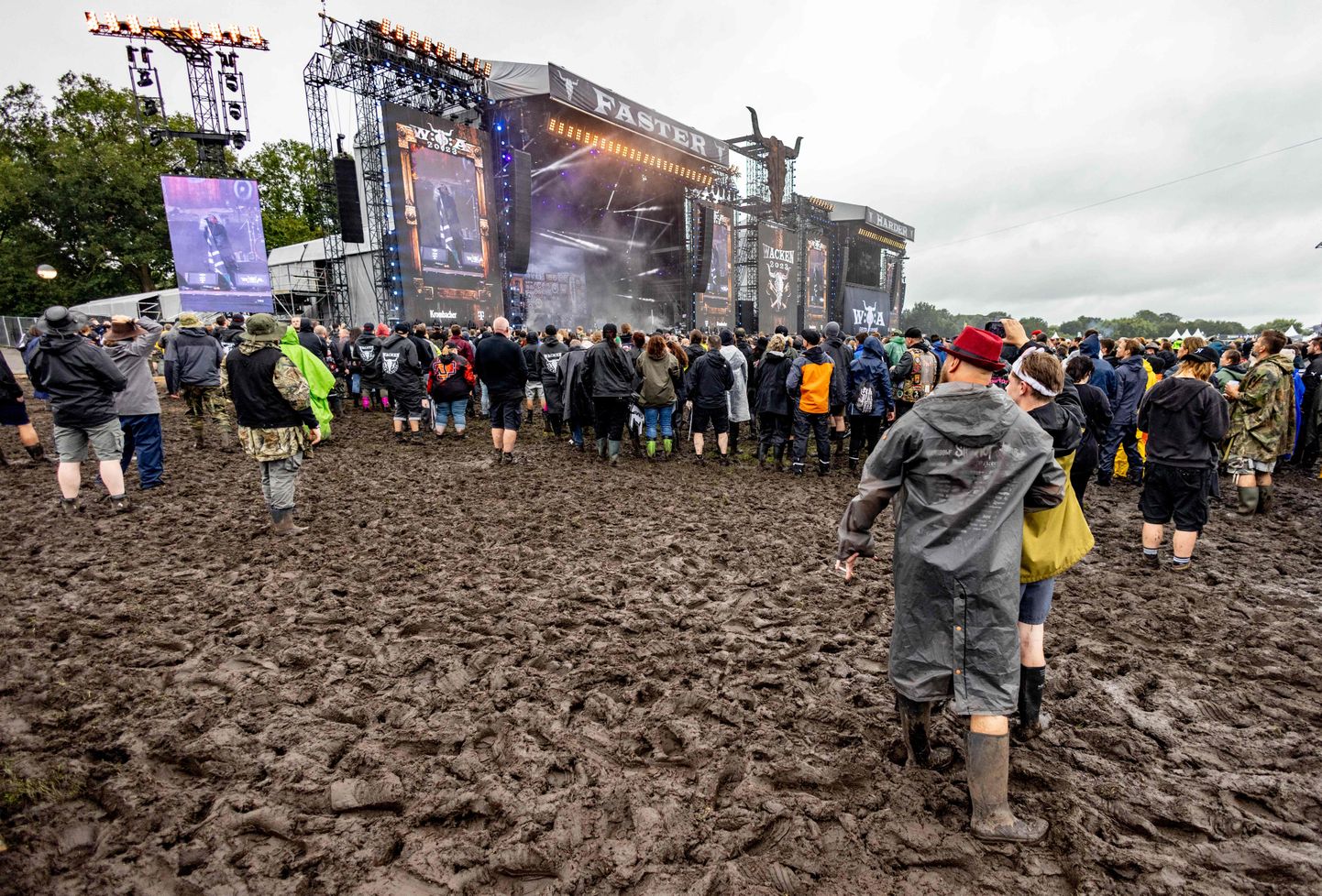 Põhja-Saksmaal Schleswig-Holsteinis 2. - 5. augustini toimuva metalfestivali Wacken Open Air 2023 ala on muutunud vihma tõttu mudamülkaks