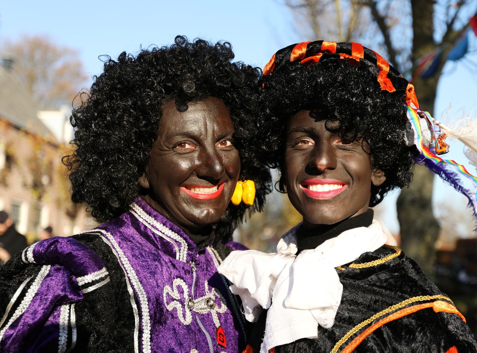 Mustaks Peetriks kehastunud inimesed 2018. aastal Hollandis Zaanstadis traditsioonilisel paraadil.