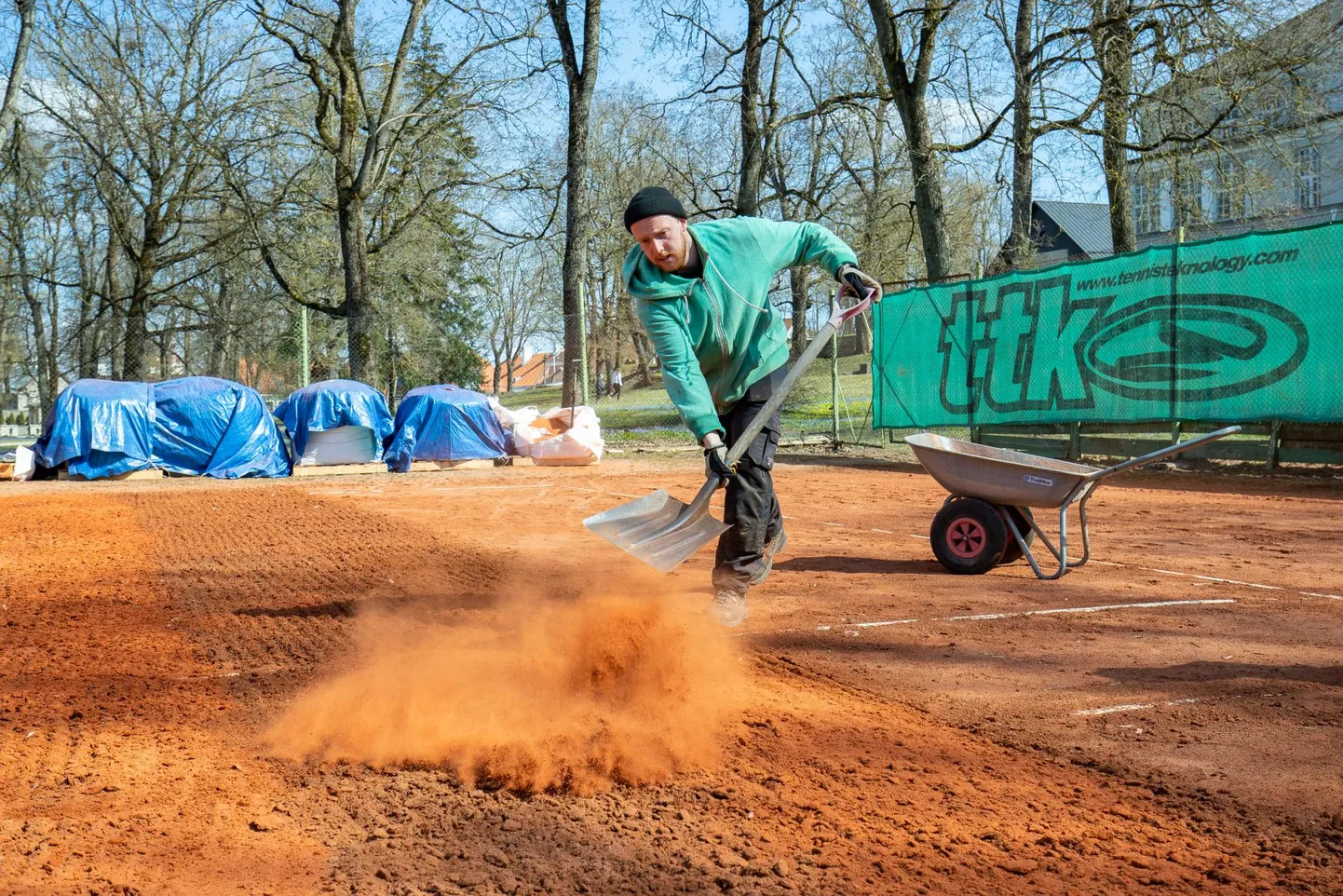 Rakvere tennisestaadioni väljakud on nüüdseks mänguvalmis ja ootavad vastavalt kehtestatud reeglitele sinna sportima.