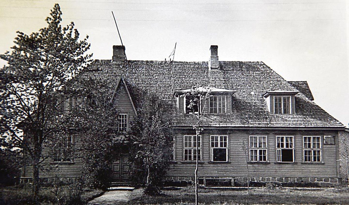 Kikerpera 1931. aastal ehitatud koolimaja, mis suleti 1964. aastal ja töötas lõpus neljaklassilise algkoolina.