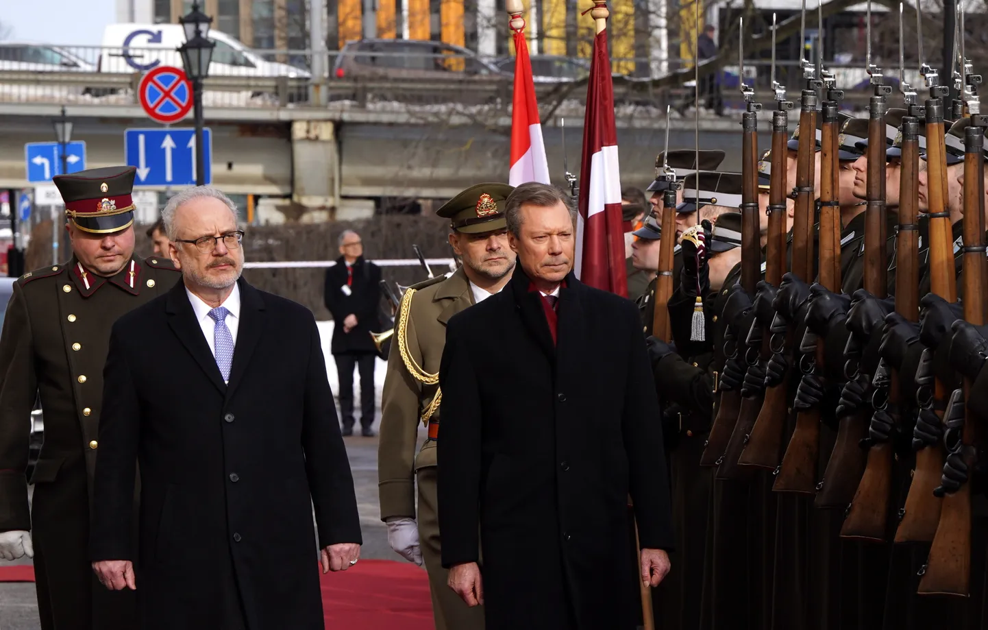 Valsts prezidents Egils Levits (no kreisās) un Viņa Karaliskā Augstība Luksemburgas lielhercogs oficiālajā sagaidīšanas ceremonijā laukumā pie Rīgas pils.