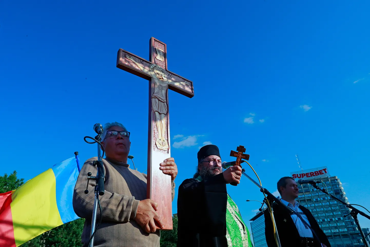 Священник благословляет протестующих против ограничений, введенных во время четвертой волны коронавируса. Бухарест, Румыния, 2 октября 2021.