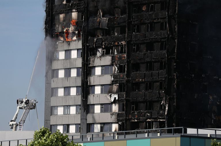 Tuletõrjujad kustutamas Londoni Grenfell Toweri põlengut