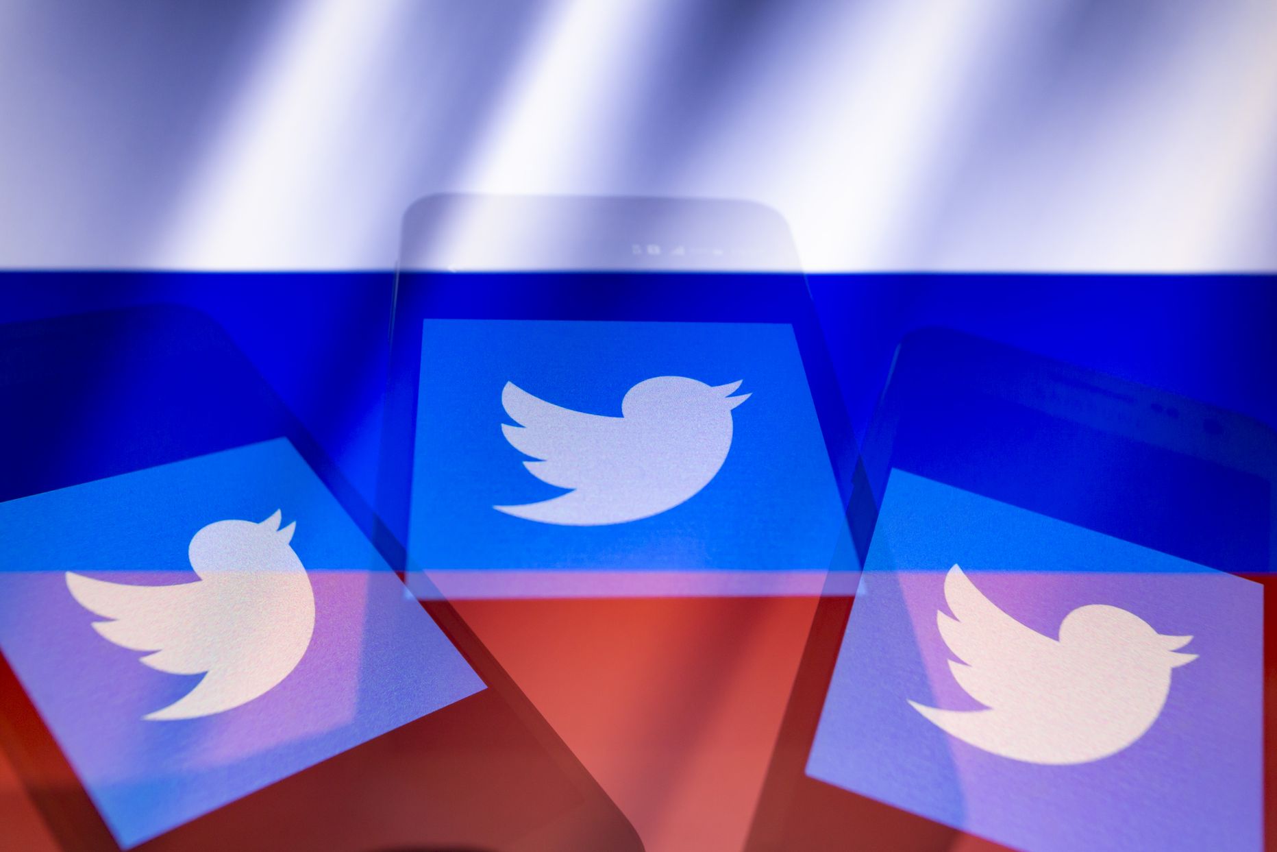 Twitteri logod Venemaa lipuvärvide taustal.