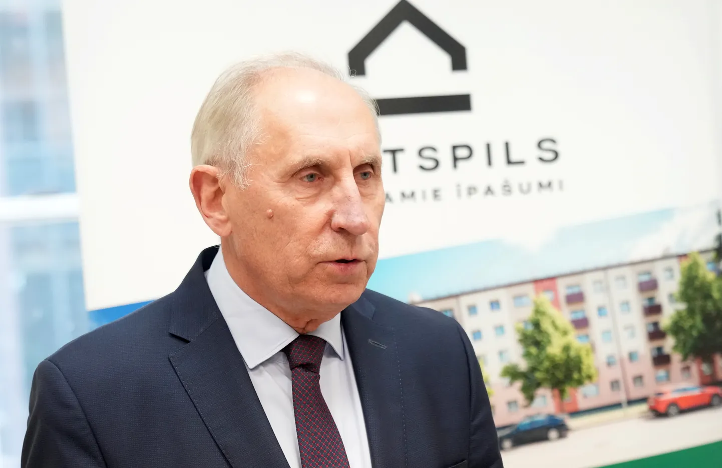 Ventspils domes priekšsēdētājs Jānis Vītoliņš piedalās pasākumā, kurā paraksta līgumu starp "Ventspils nekustamie īpašumi" un SIA "Pillar Contractor" par jaunu īres mājokļu projektēšanu un būvniecību Saules ielā 122, Ventspilī.