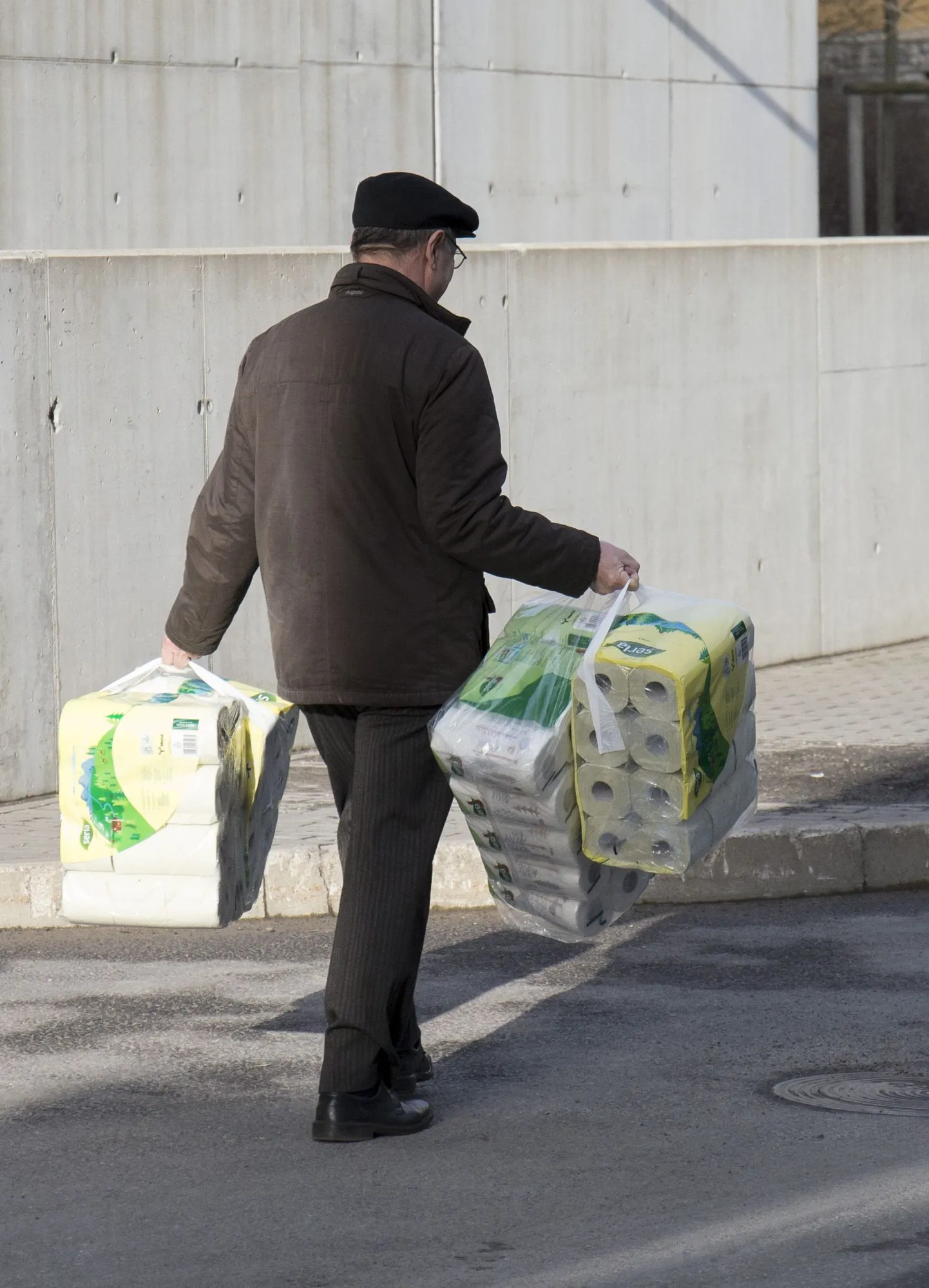 Pandeemia alguspäevil ostsid inimesed tualettpaberit suurtes koguses kokku, kuid praegu paberipuudust karta ei ole.