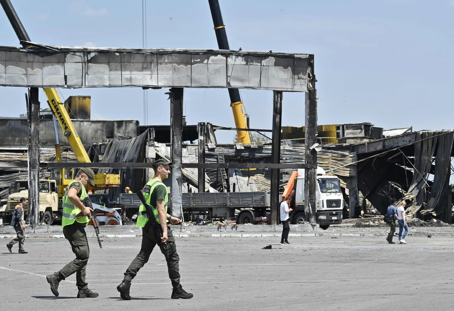 Ukraina rahvuskaartlased Krementšuki ostukeskuse juures.