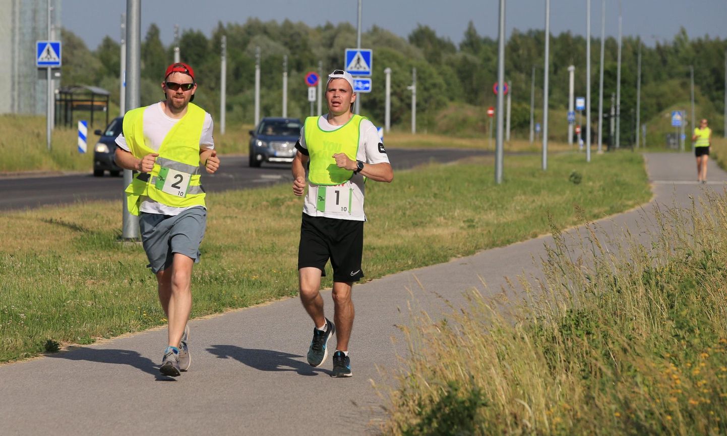 Munamäelt alustanud jooksjad läbisid distantsil Tartu ning lõpetasid Tallinnas Pirita velodroomil. Pildil on võistkondade Särasilmad 1 ja Särasilmad 2 esindajad.