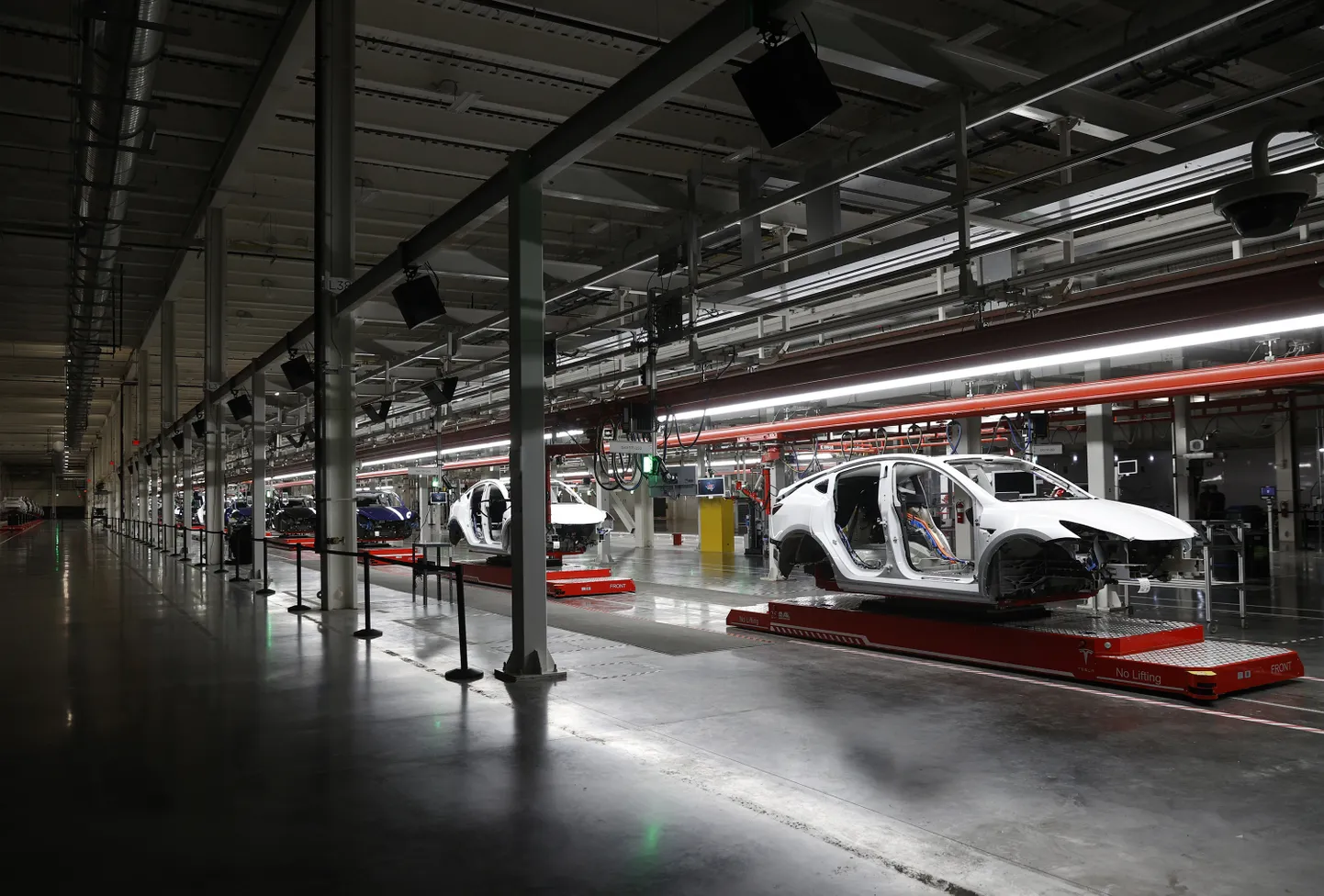 Tesla gigatehases ehk Tesla Giga Texases juhtus töötajaga õnnetus, kui alumiiniumdetailidega tegutsenud robot ootamatult inimese poole pöördus ja ta maha surus. Pilt on illustreeriv.