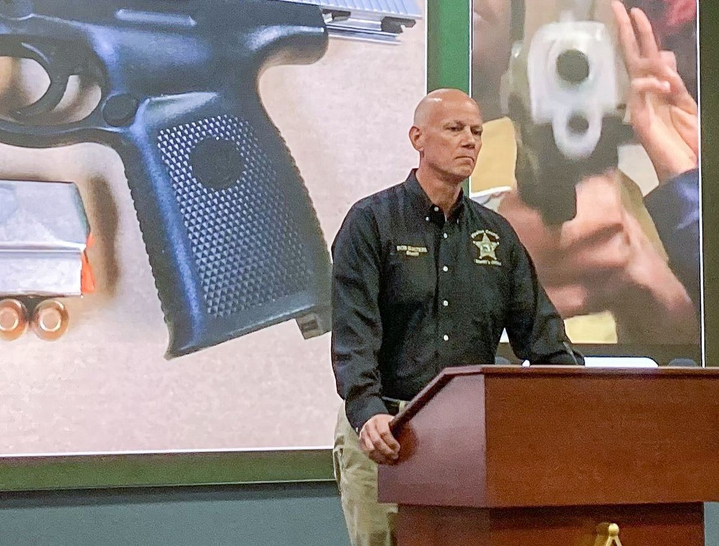 Пресс-конференция региональной полиции штата Флорида, на которой объясняется предыстория семейного конфликта и стрельбы.