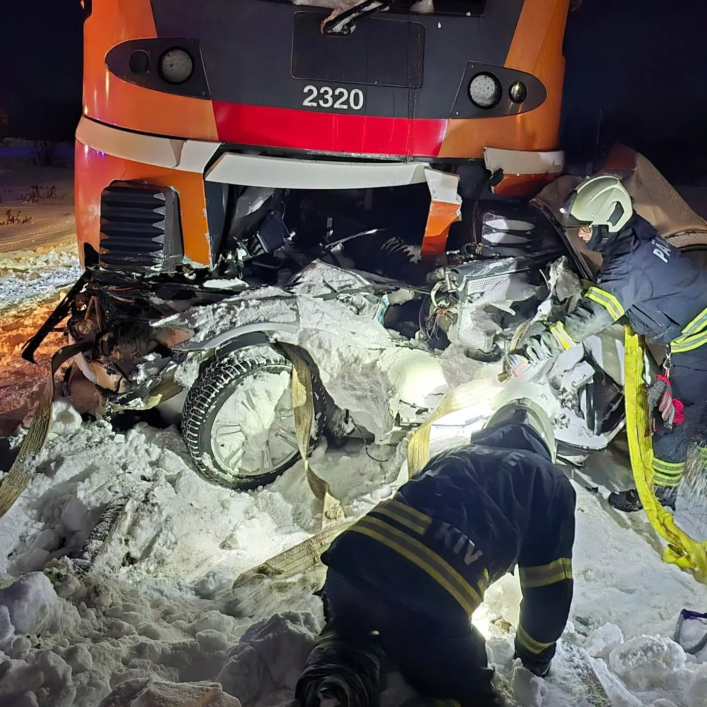 Raudteeülesõidukohal lumme kinni jäänud sõiduautost ei jäänud Kiviõlis pärast rongiga kokkupõrget palju järele.