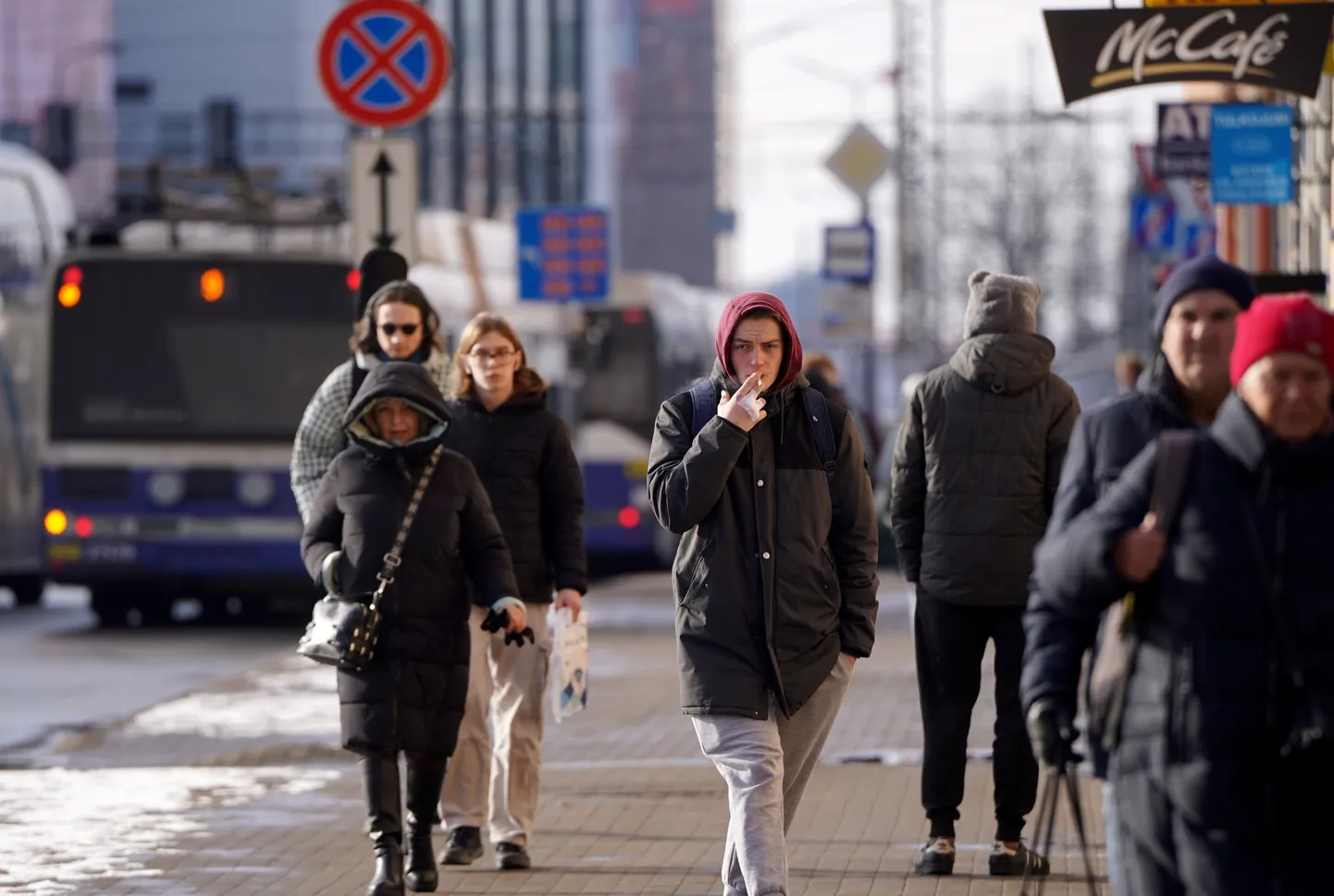 Cilvēki Marijas ielā.