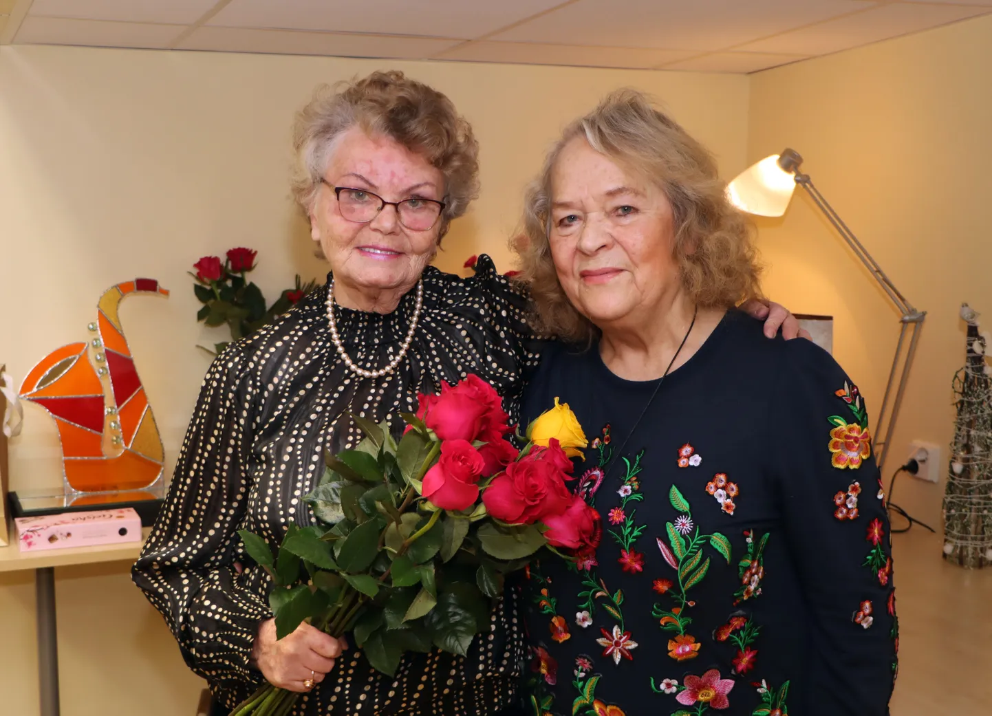 Klaveriõpetaja Natalja Kirillova ja akordioniõpetaja Malle Lüüde tähistasid tänavu oma 80. sünnipäeva. Nad mõlemad on kogu oma elu töötanud Jõhvi muusikakoolis ja nende panus selle õppeasutuse arengusse on hindamatu.