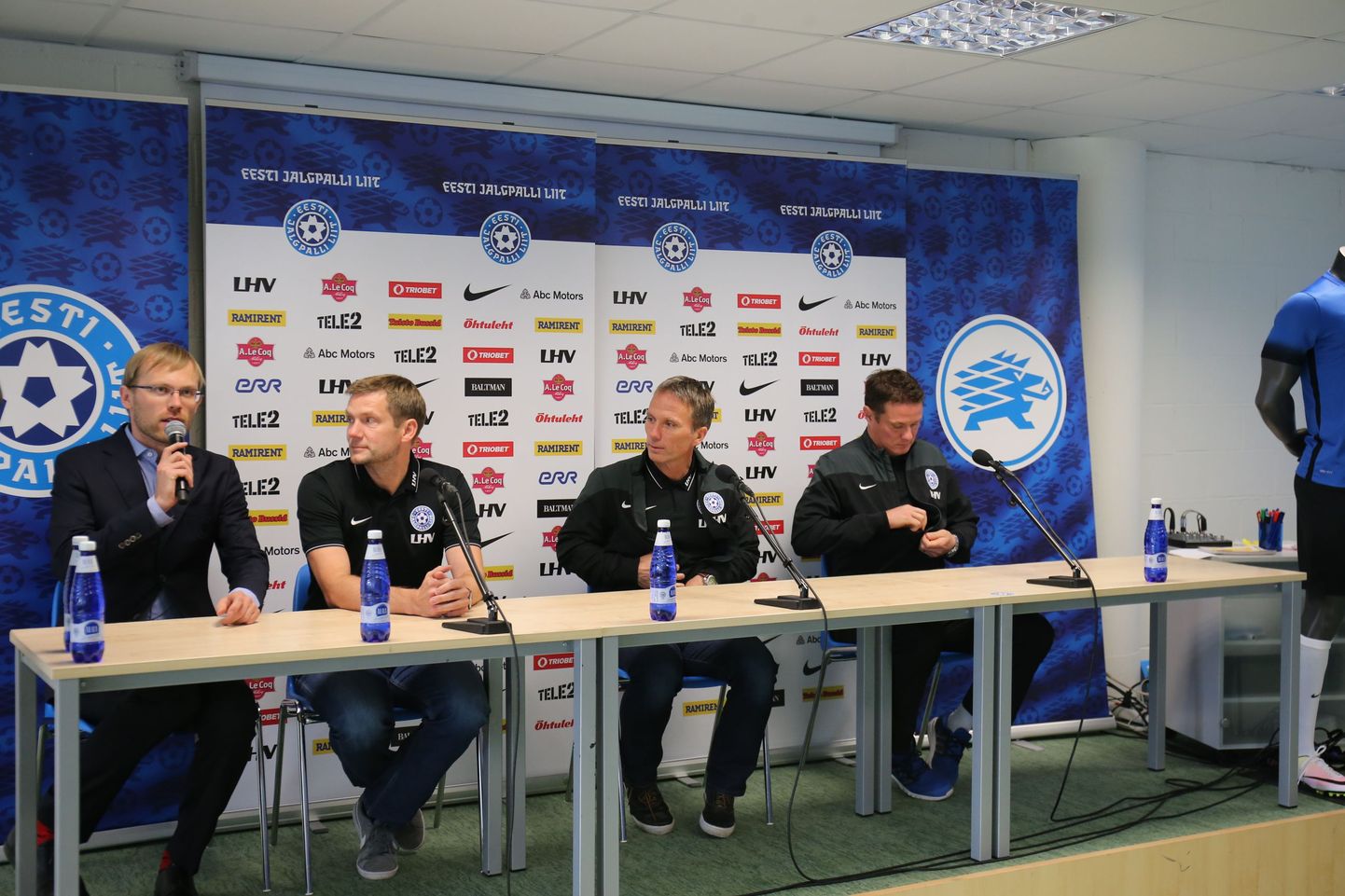 Пресс-конференция ЭФС, на которой было объявлено имя нового наставника сборной Эстонии (Мартин Рейм - третий слева).