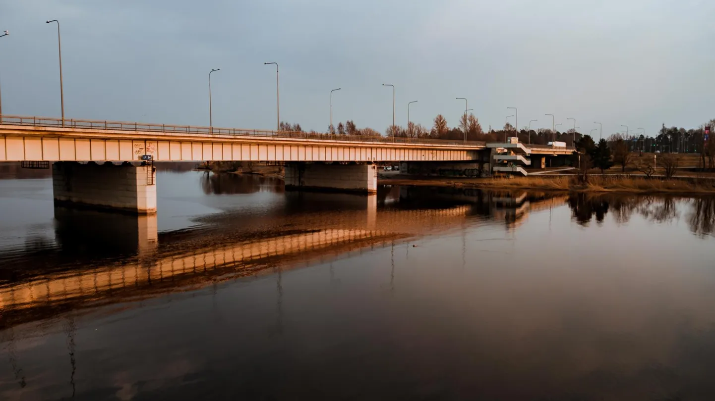 Pärnus Papiniidu sillal parandatakse täna ära valgustid ja paigaldatakse jõulutuled.