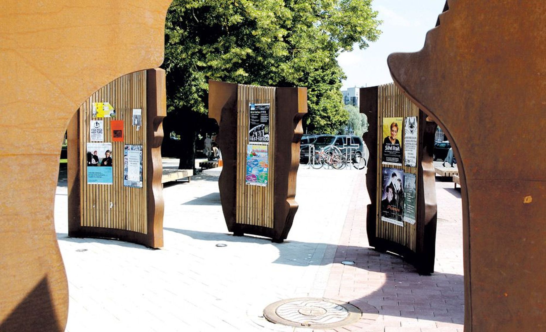 Jaanika Kolk kavandas Tartu kaubamaja ja kaubahalli vahele plakatiplanguna toimiva skulptuuri.