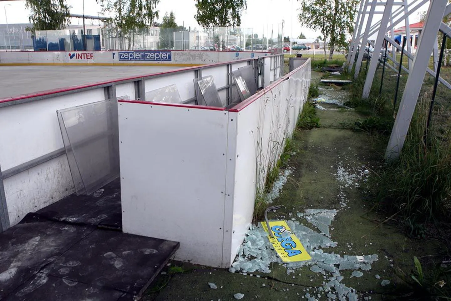 Klaaside lõhkumise ja alumiiniumpostide vargusega põhjustasid vargad sihtasutusele Viljandi Jäähall ligi 6500 eurot ehk vanas rahas 100 000 krooni kahju.