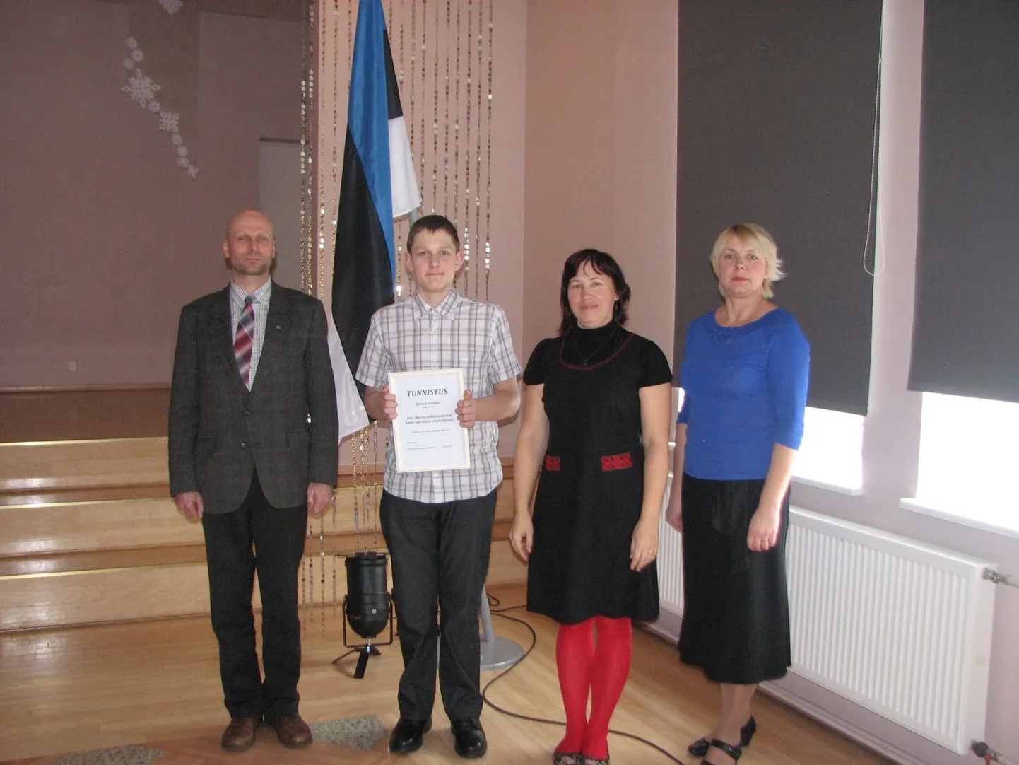 2013. a Juta Musta stipendiumi laureaat Risto Leesmäe ja juhendaja Anne Rätsep, vallavanem ja kooli direktor.