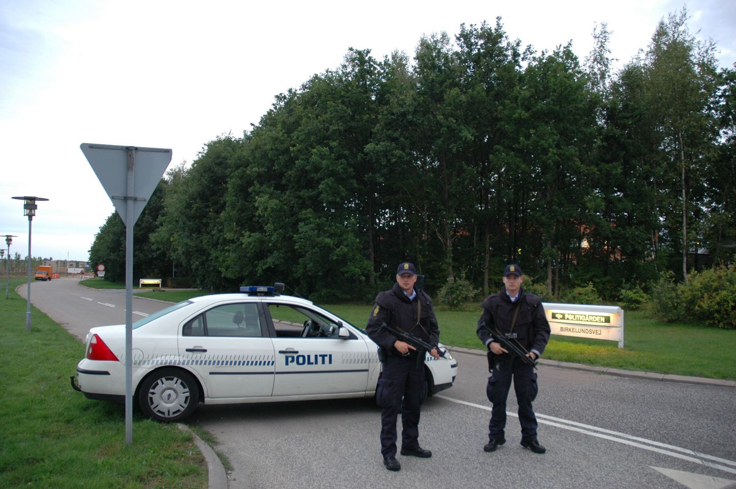 Taani politseinikud ametiauto juures.