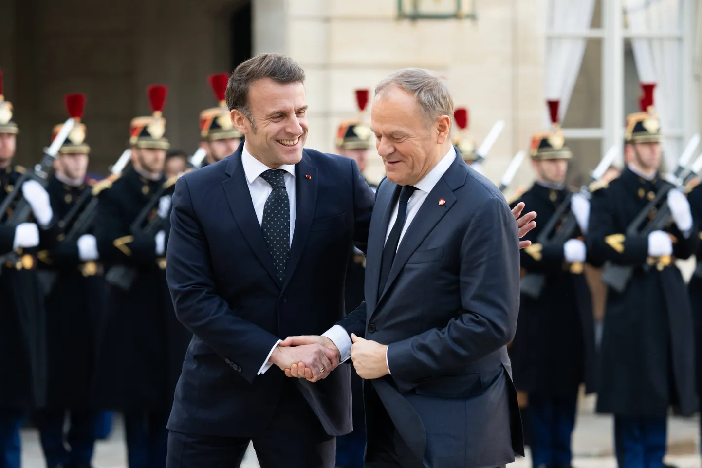Prantsusmaa president Emmanuel Macron 17. veebruaril Pariisis Poola peaministrit Donald Tuski tervitamas.