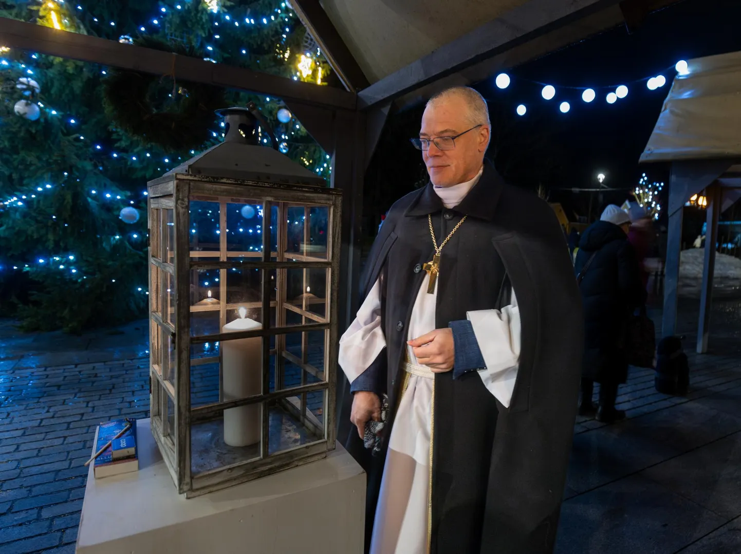 Advendiküünla süütamine Viljandis Vabaduse platsil 1. detsembril. Pildil on piiskop Marko Tiitus.