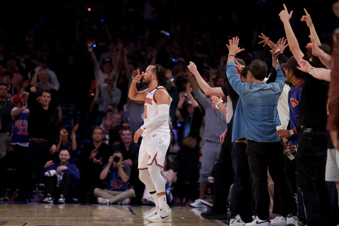 New York Knicksi tagamees Jalen Brunson (vasakul) tähistab koos publikuga järjekordset edukat kolmepunktiviset.