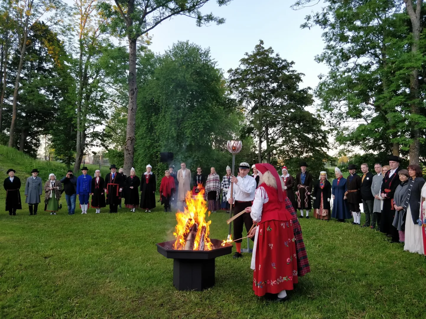 XXVII laulu- ja XX tantsupeo «Minu arm» tule süütamine 2019. aastal Raadi mõisa pargis.