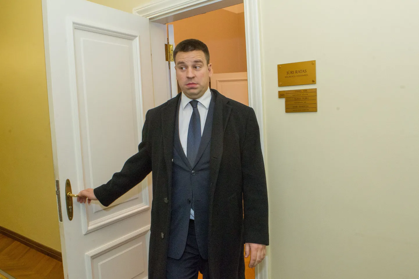 Премьер-министр Юри Ратас заявил, что Центристская партия и в дальнейшем будет финансово поддерживать Эдгара Сависаара.