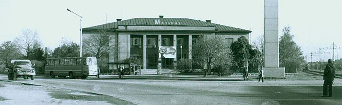 Peterburi tee ja Pae tänava nurgal avati 8. märtsil 1961 Dvigateli kultuurimaja, mis kümme aastat hiljem sai nimeks Majakas. Peagi muudeti see venepäraseks nimeks Majak.