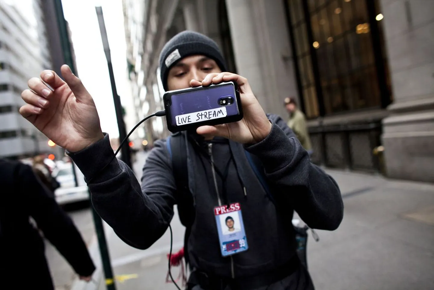 Mobiiltelefonid on muutunud oluliseks vahendiks inimeste meelsuse väljendamisel. Fotol teeb isehakanud ajakirjanik Occupy Wall Streeti meeleavalduselt mobiiltelefoniga internetti videoülekannet.