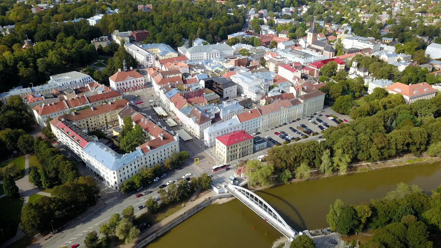 Pildil Tartu kesklinn. Kaarsild ja Emajõgi.