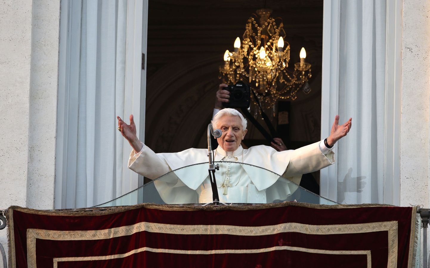 Paavst Benedictus XVI täna Rooma lähedal asuva Castel Gandolfo rõdult rahvaga hüvasti jätmas.