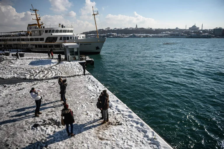 Lumiste kallastega Bosporus.