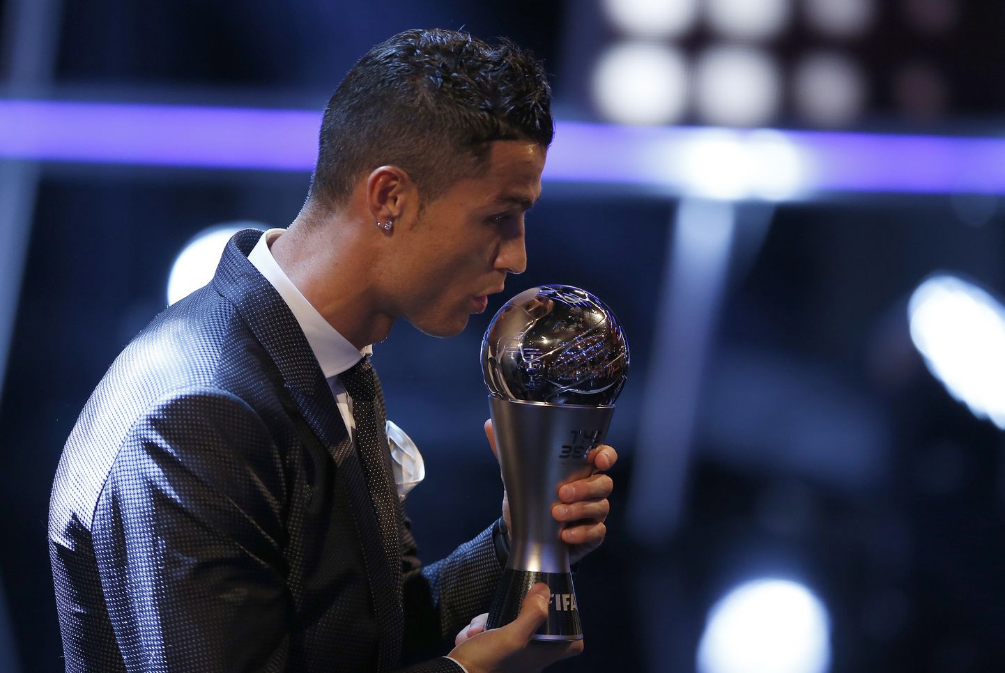 Cristiano Ronaldo eelmisel aasta FIFA parima mängija tiitliga.