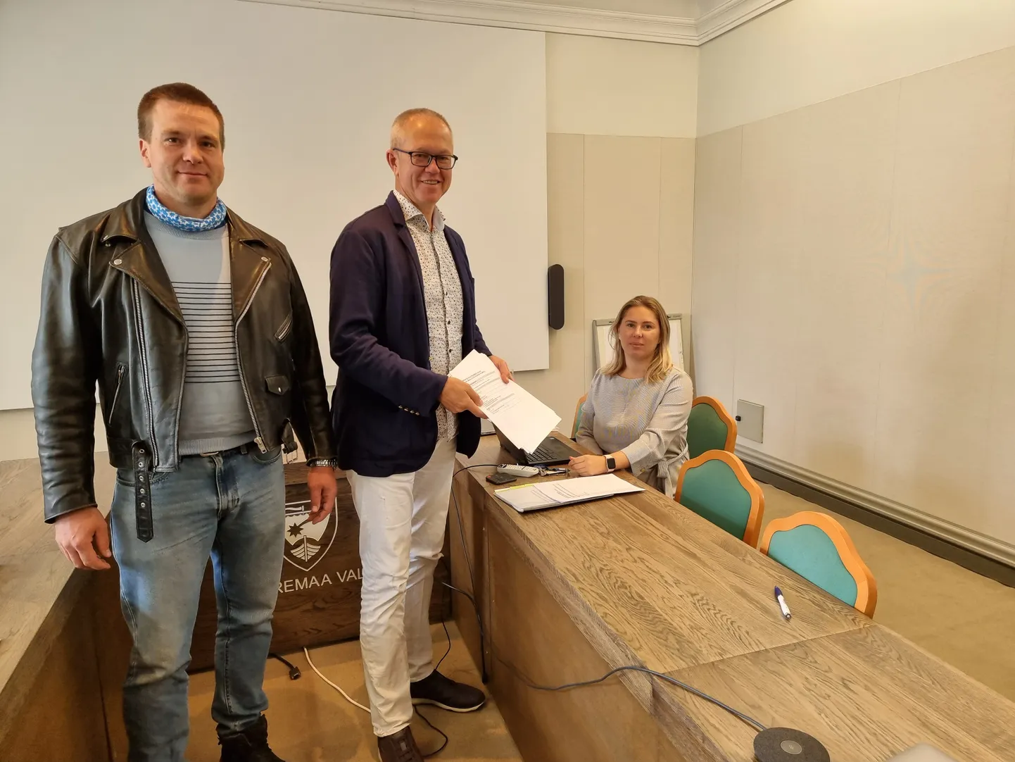 Saaremaa nimekirja andsid vallasekretär Liis Juulikule piirkonna arendusjuht Taavi Kurisoo (vasakul) ja esimees Mart Maastik.