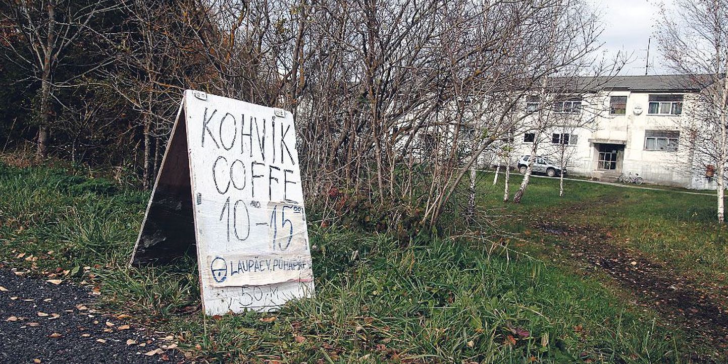 Varbla valla keskuses kutsub silt maantee ääres Nora kohvituppa.
