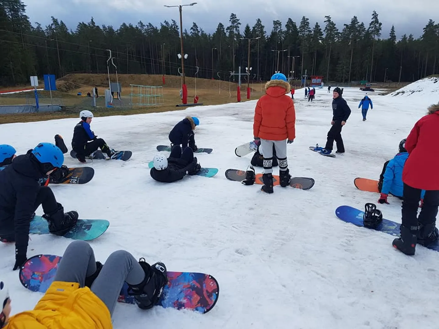 Paide gümnaasiumi õpilased lustivad märjal lumel.