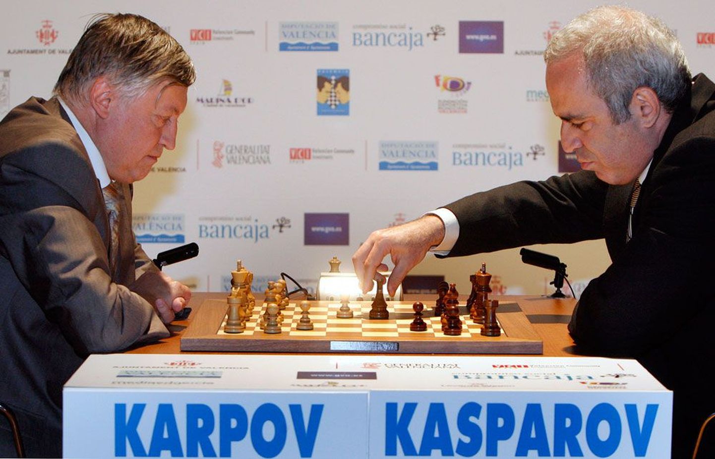 Kaks suurt maletajat Anatoli Karpov ja Garri Kasparov meenutavad kiirmatšiga 25 aastat tagasi toimunud sündmusi.