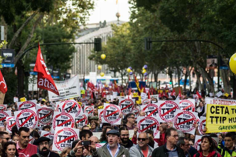 Vastuseisu pole tekitanud üksnes CETA, vaid ka TTIPi ja teenustekaubanduse leping (TISA). Pildil ülemöödunud nädalal toimujnud meeleavaldus Hispaania pealinnas Madridis. Foto: Scanpix