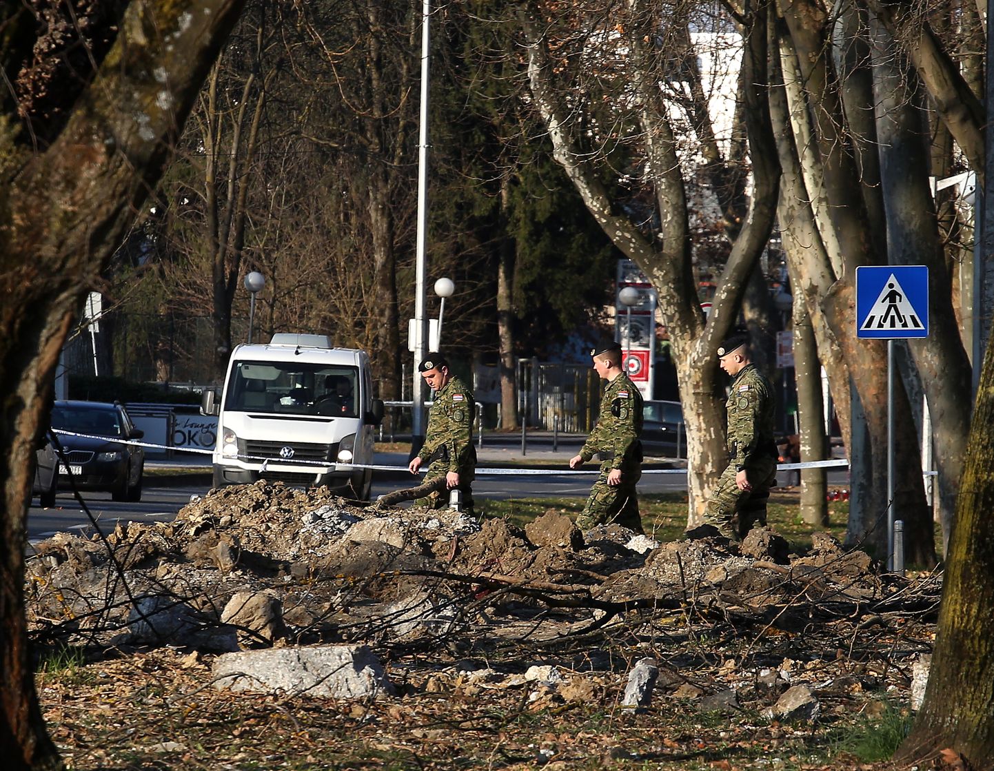 Horvaatia sõjaväelased eile drooni allakukkumispaigas Zagrebis.