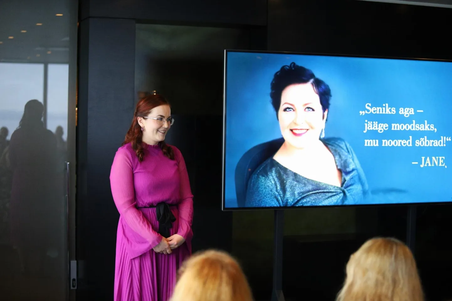 Jane tütar Anna-Stiina kõneles emast ja kutsus kõiki kohalviibinuid suvel Jane tellitud sünnipäevatorti sööma.