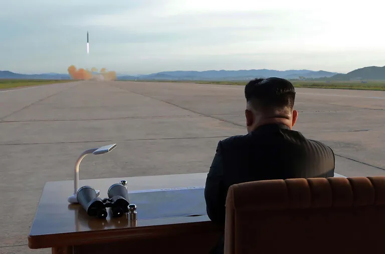 Kim Jong-un jälgimas raketikatsetust.
