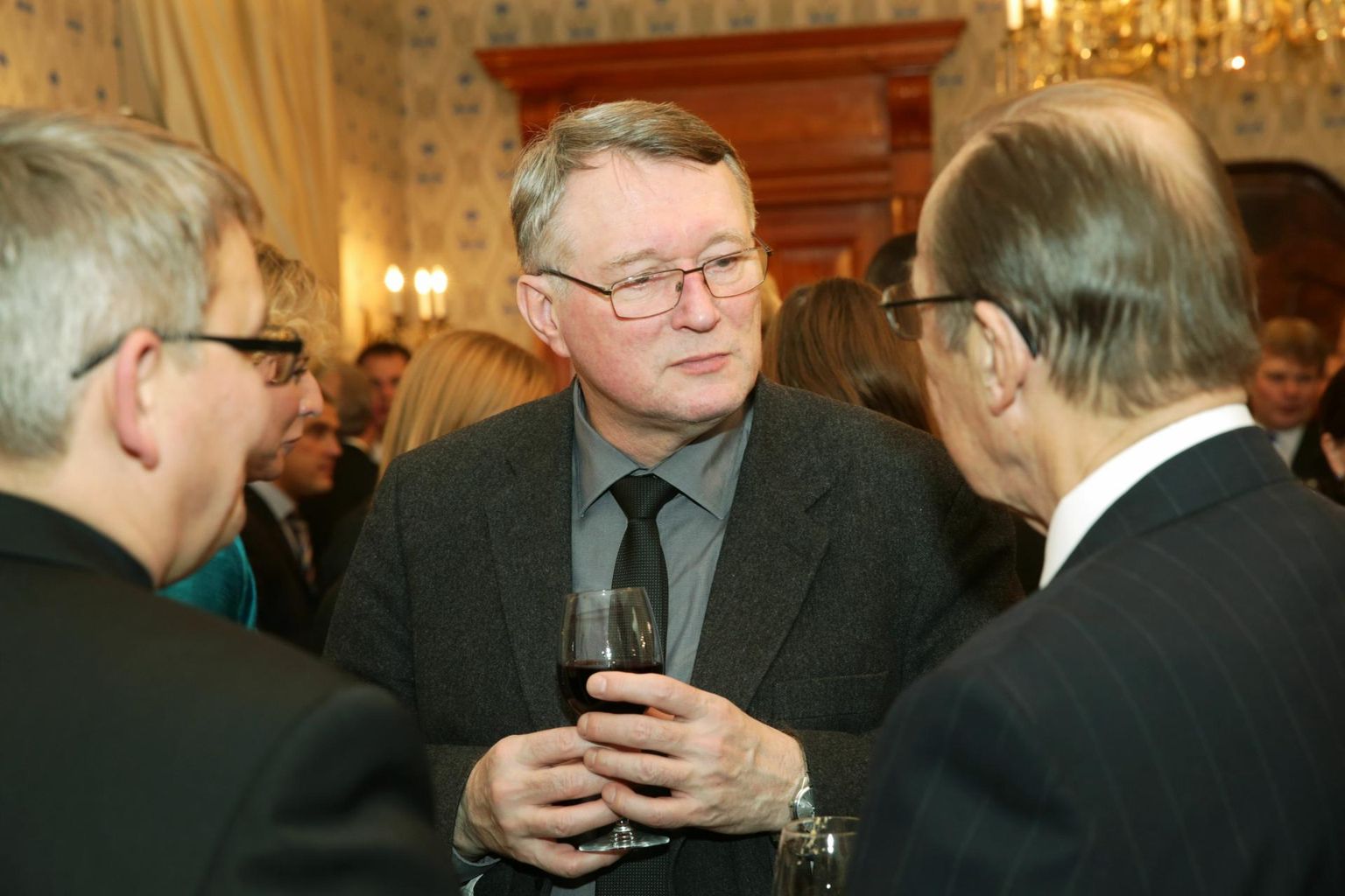 Sellel fotojäädvustusel osaleb Raul Mälk 2013. aasta detsembris Soome Vabariigi iseseisvuspäeva puhul korraldatud suursaadik Aleksi Härköneni ja tema abikaasa vastuvõtul.