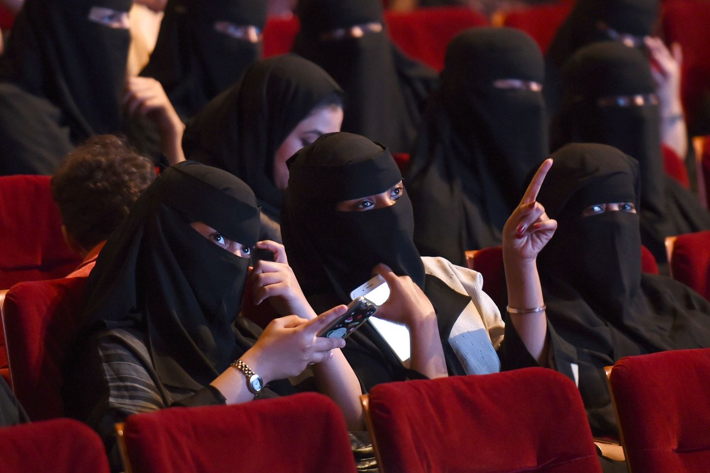 Saudi naised kinoseansil lühifilmide festivali ajal Ar-Riyāḑis 2017. aasta oktoobris. Tegu oli haruldase juhusega, mis kuulutas ette peatset kinokeelu tühistamist.
