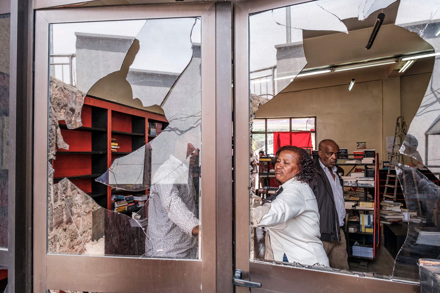 Etioopia pealinnas Addis Ababas sai 3. mail rahutuste käigus kahjustada raamatupood, kui politsei põrkus noorte moslemitega pealinna tänavatel.