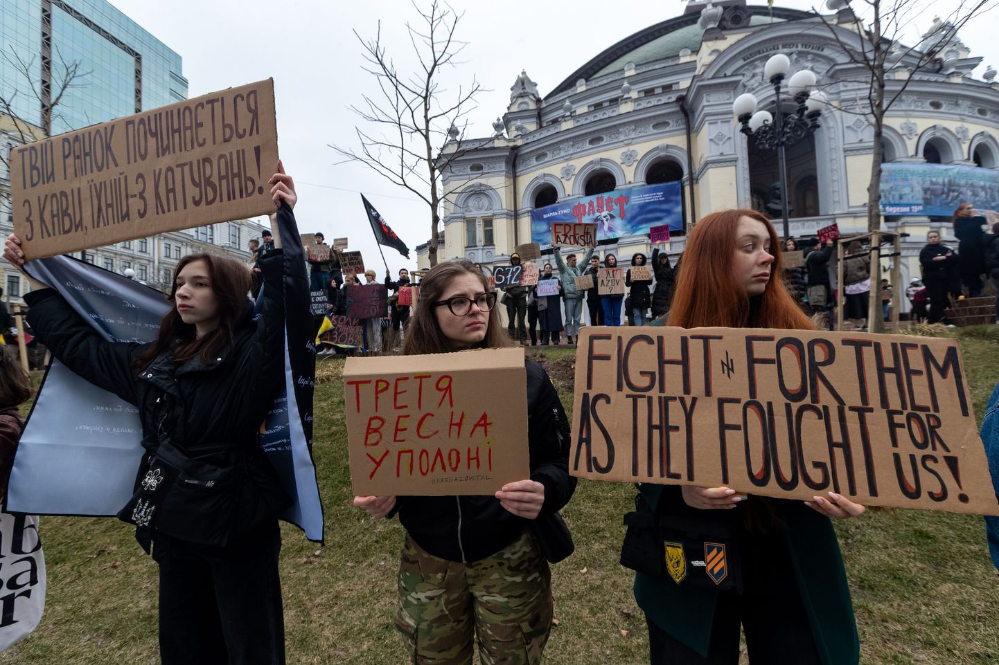 Meeleavaldus Vene sõjavangis viibivate Azovstali terasetehase kaitsjate toetuseks Kiievis 17. märtsil.