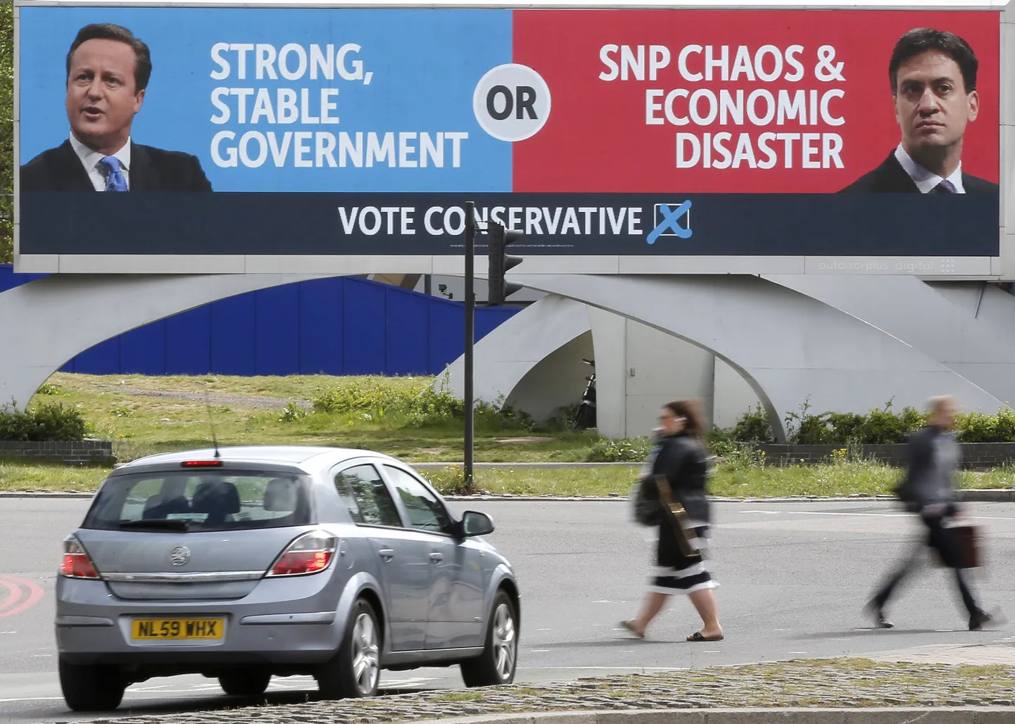 Praegust peaministrit konservatiivide liidrit David Cameroni ja leiboristide juhti Ed Milibandi kõrvutav plakat, mis kinnitab, et leiboriste valides valid kaose.