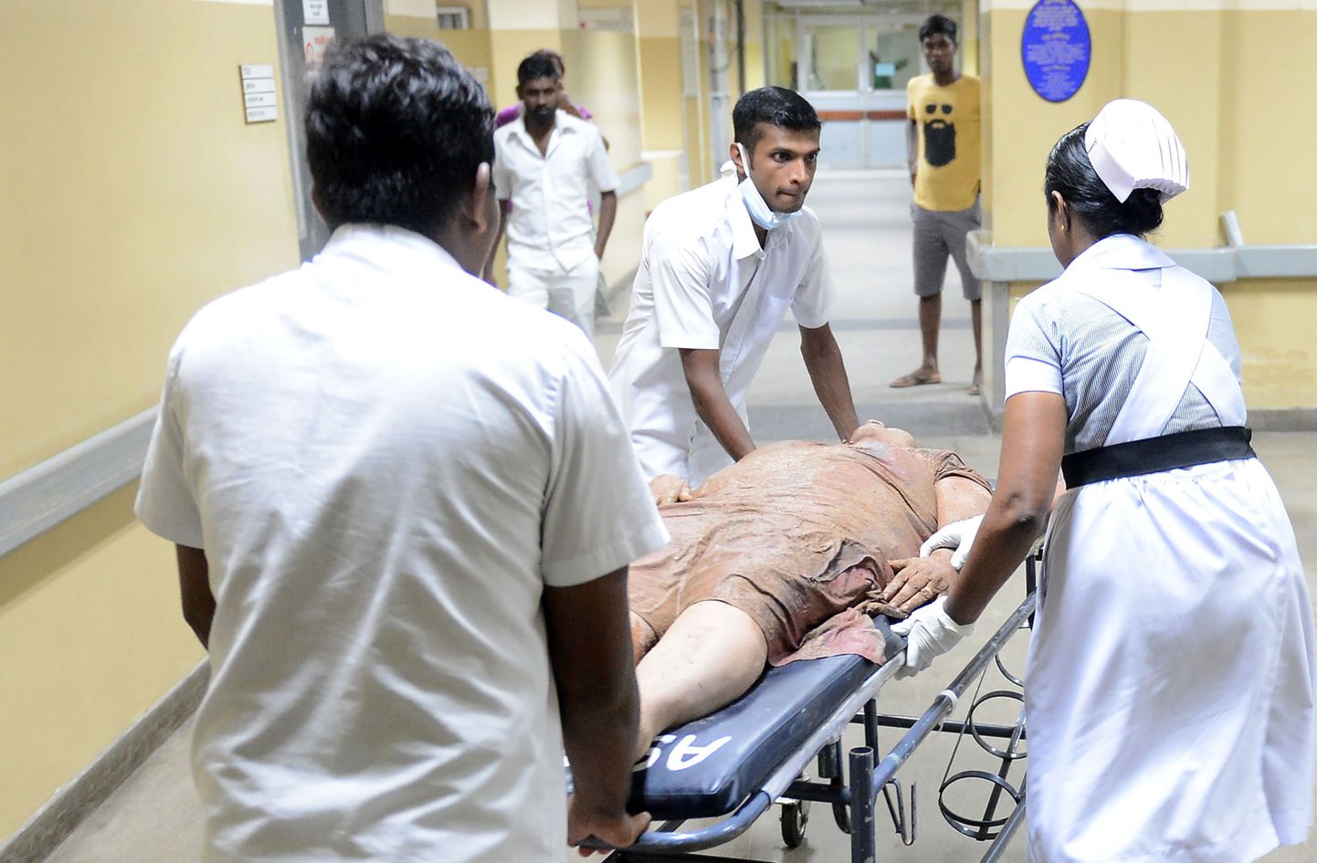 Prügimäe alt päästetud naine haiglas Sri Lankal.